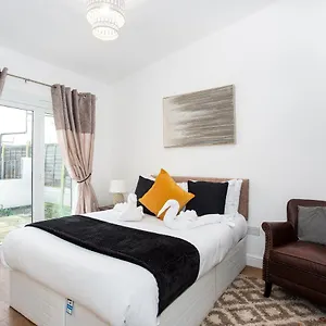 preston-mews-2-bedroom-apartment.cambridgehotelsuk.com/